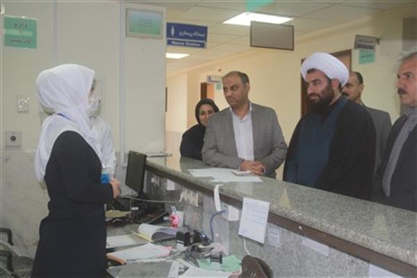 عیادت امام جمعه و جمعی از مسئولین از بیمارستان شهداء سرپل ذهاب