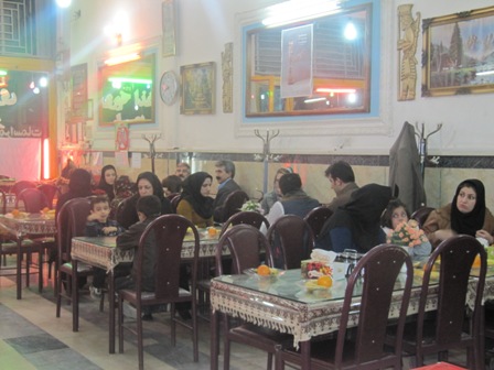 همنشینی صمیمی فعالان جامعه پزشکی در ضیافت شام به میزبانی شبکه بهداشت و درمان شهرستان سرپل ذهاب 1